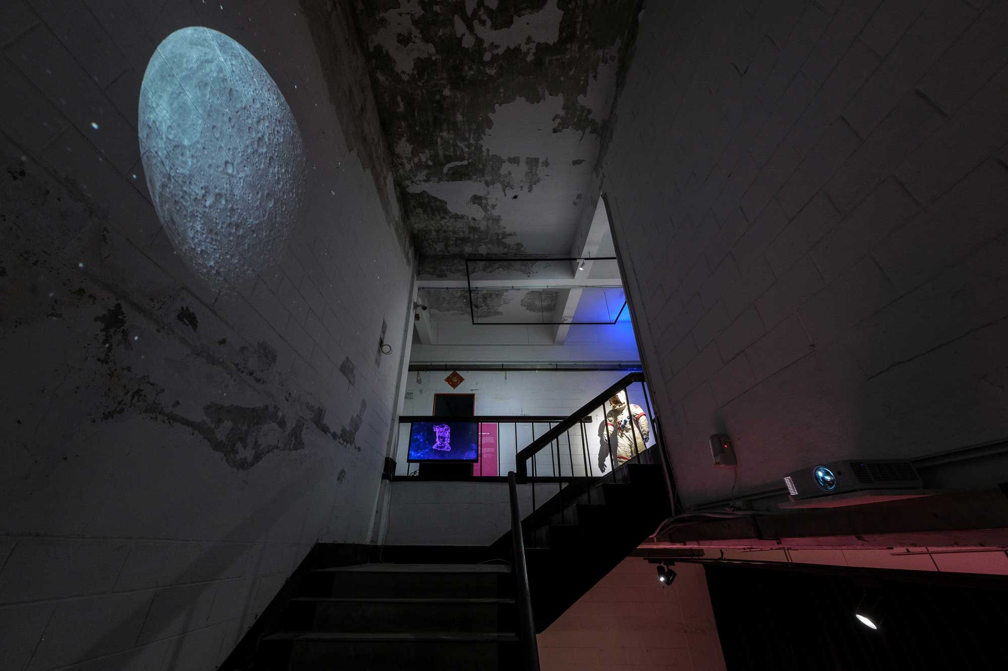 「2049媽祖遶月太空站」展場照＿樓梯空間1＿攝影師｜張國耀
